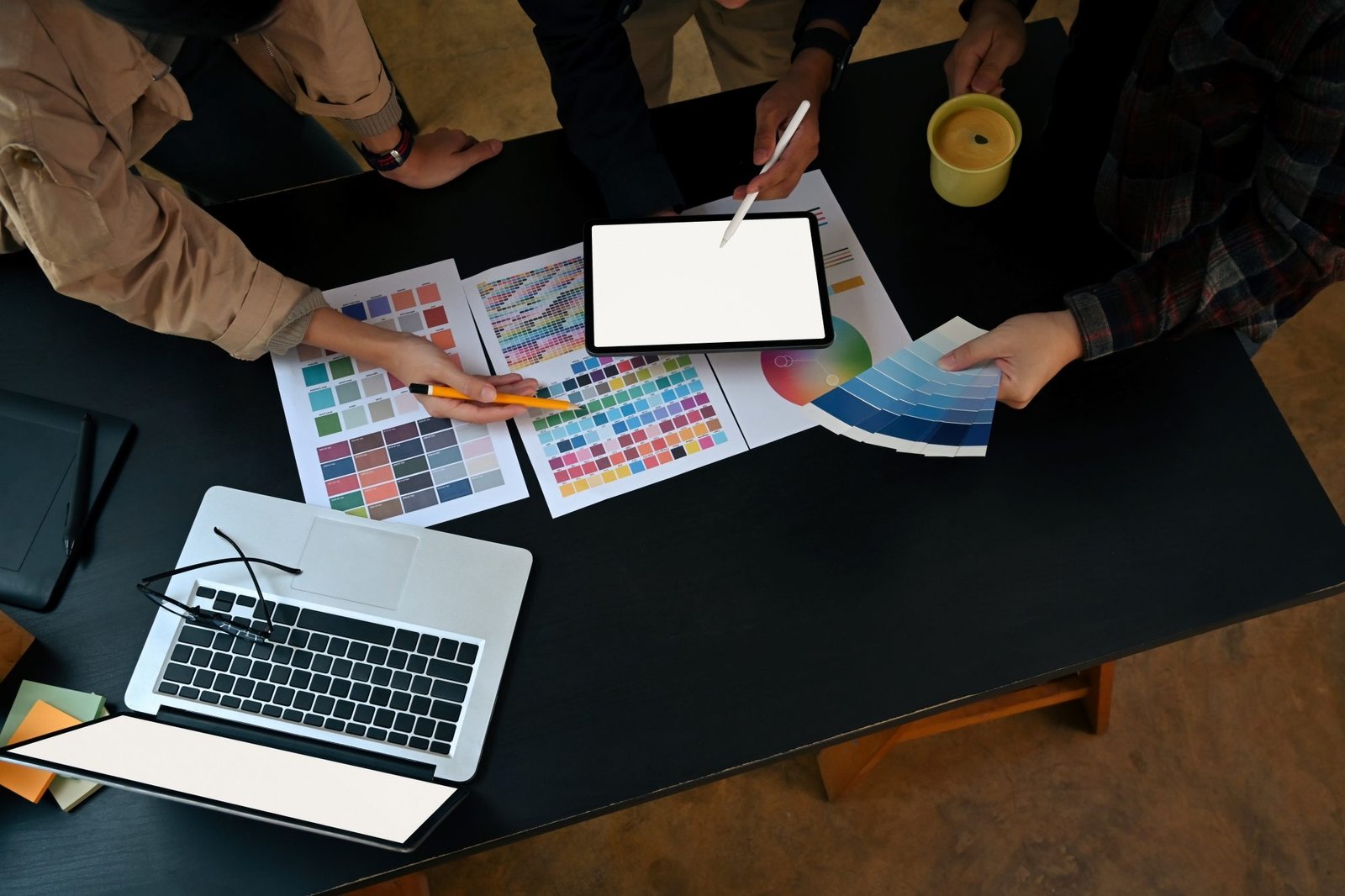 become a partner weblee main image creators working together